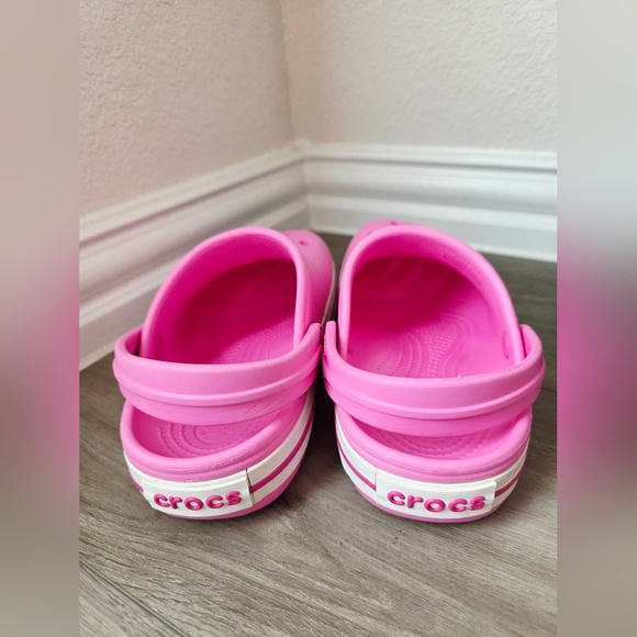 CROCS Kids Bright Pink Clogs Size 1 - Picture 2 of 4